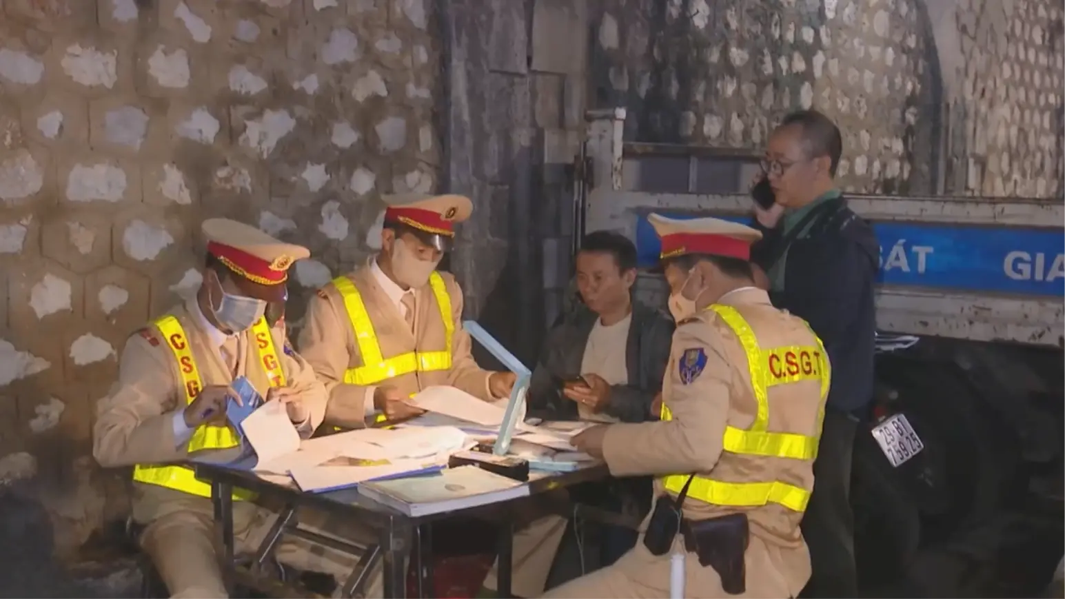 CSGT siết chặt kiểm tra nồng độ cồn cao điểm cận Tết